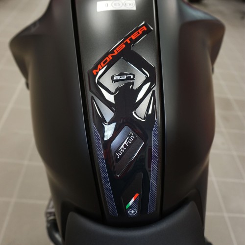                             Αυτοκόλλητο 3D Tank Guard συμβατό με Ducati Monster 937 2021
                          