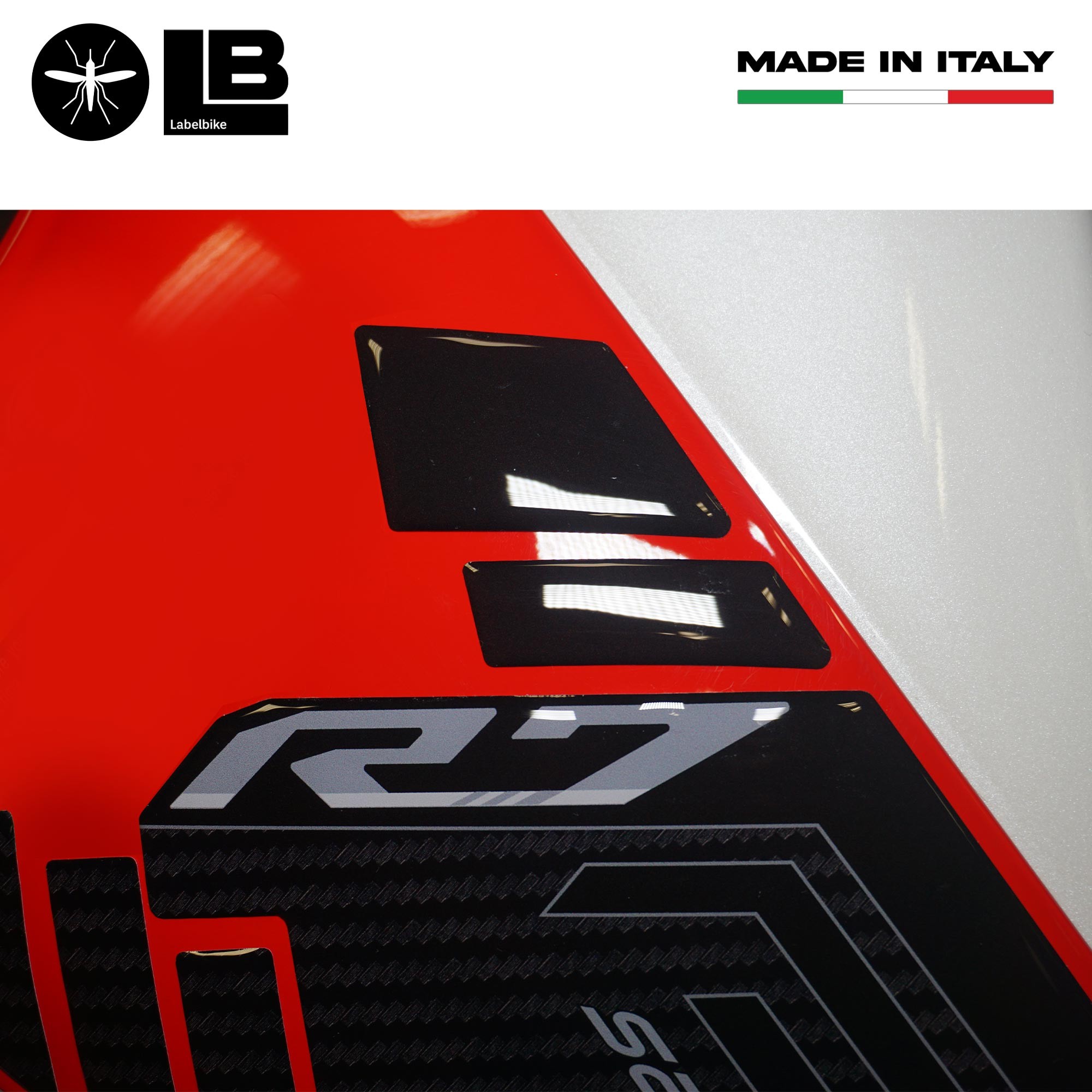 Paraserbatoio Adesivo Yamaha Tracer 900 - Effetto 3D, Design Sportivo, Colore Rosso