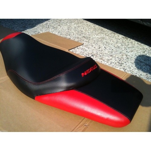                             GILERA Nexus 250-300 CUSTOM SADDLE ΚΑΛΥΨΗ ΚΑΘΙΣΜΑΤΟΣ για σκούτερ Carbon-Red
                          
