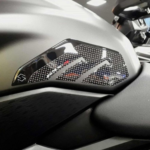 2 PROTECTIONS LATÉRALES 3D ADHÉSIVES COMPATIBLES x MOTORBIKE SUZUKI GSXS GSX-S 750 Carbon
