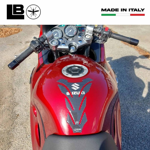 PARASERBATOIO ADESIVI In RESINA 3D CARBONIO PROTEZIONE SERBATOIO per MOTO SUZUKI