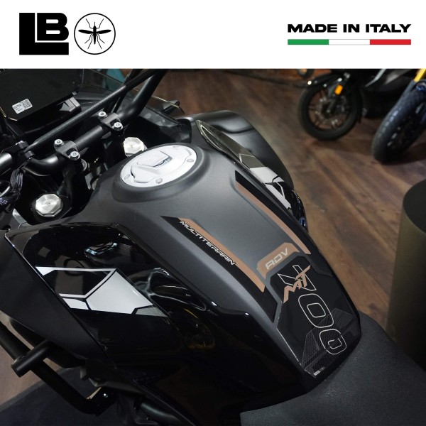 Adesivo 3D Paraserbatoio moto compatibile con Cf Moto 700 MT Adventure 2025