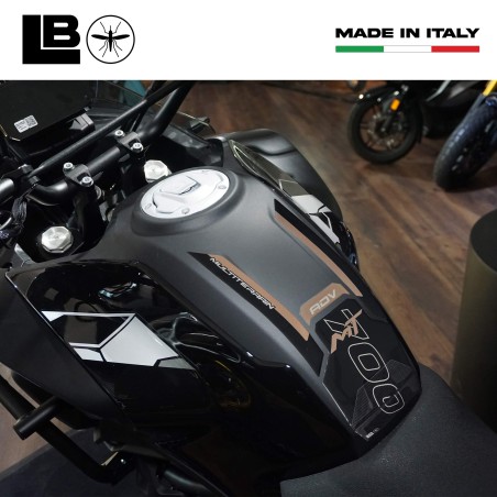 Adesivo 3D Paraserbatoio moto compatibile con Cf Moto 700 MT Adventure 2025