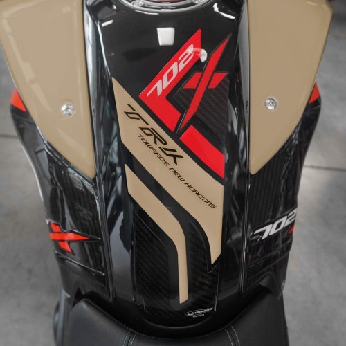                             Protector de depósito adhesivo compatible con Benelli TRK 702X beige 2024-25
                          