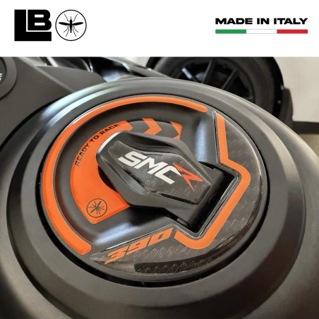 Adesivo 3D Protezione Tappo Serbatoio compatibile con KTM 390 SMC R 2025-2026