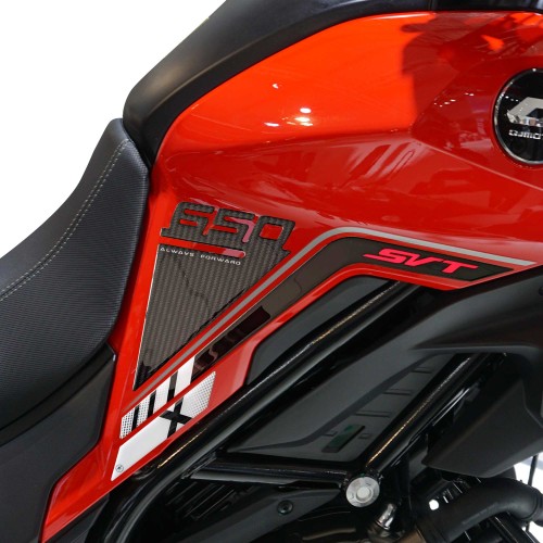 Protectores laterales adhesivos 3D compatibles con QJ Motor SVT650X 2026