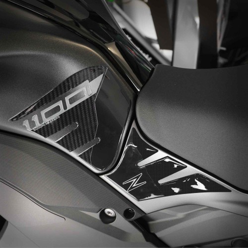                             Protezioni Laterali Serbatoio Adesivi 3D compatibili con Kawasaki Z1100 2026
                          