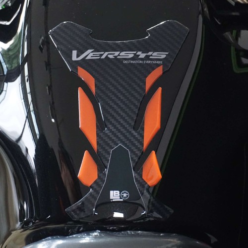                             Adesivo 3D Paraserbatoio moto compatibile con Kawasaki Versys 1100 2025-2026
                          
