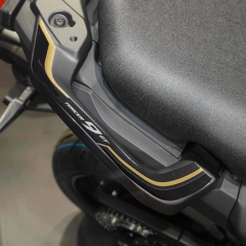                             Adesivi 3D Protezioni Maniglie moto compatibili con Yamaha Tracer 9 GT 2025
                          