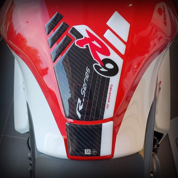 Adesivo resinato 3D Paraserbatoio moto compatibile con Yamaha R9 2025-2026