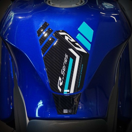                             Paraserbatoio moto Adesivo resinato 3D compatibile con Yamaha R7 2026
                          