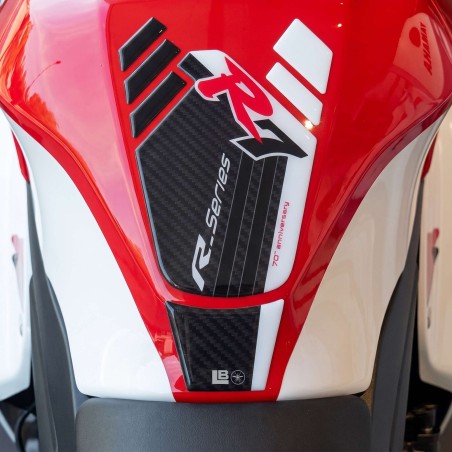 Paraserbatoio moto Adesivo resinato 3D compatibile con Yamaha R7 2026